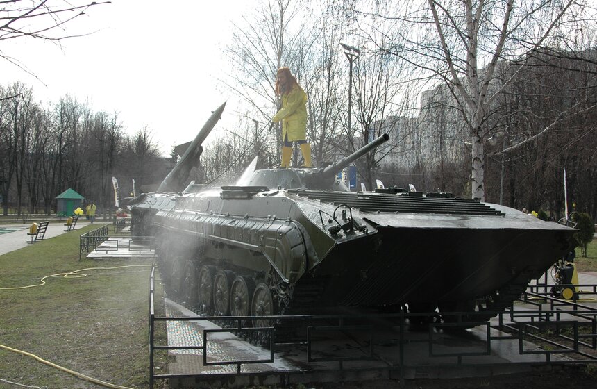 В Химках прошел субботник, приуроченный ко Дню Победы 20 фото