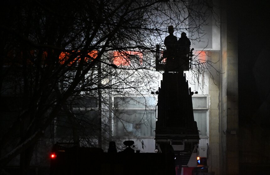 Пожар потушили в здании столичного Института вычислительной техники 24 фото