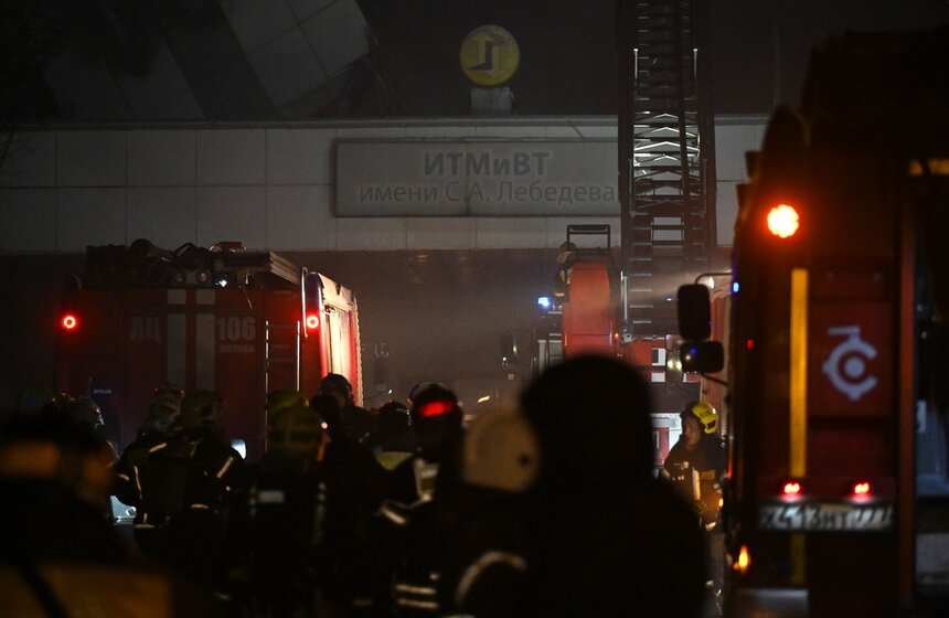 Пожар потушили в здании столичного Института вычислительной техники 4 фото