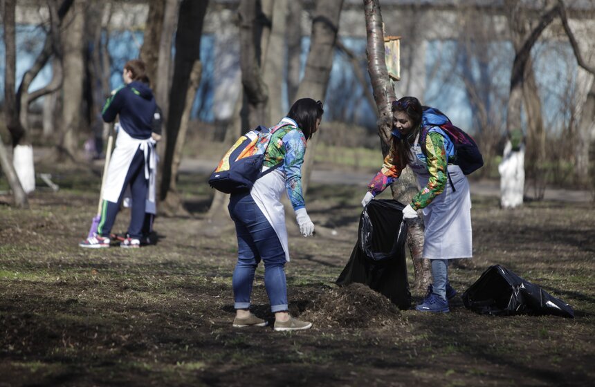 В ЦАО высадили 100 кустов сирени в честь волонтеров Сочи-2014 7 фото