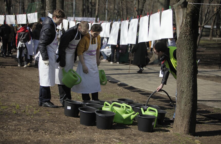 В ЦАО высадили 100 кустов сирени в честь волонтеров Сочи-2014 6 фото