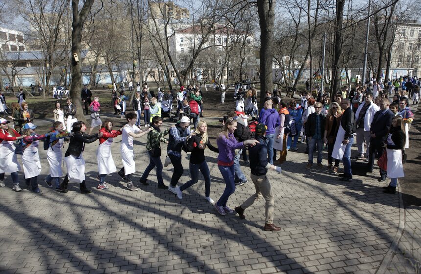 В ЦАО высадили 100 кустов сирени в честь волонтеров Сочи-2014 4 фото
