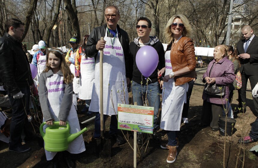 В ЦАО высадили 100 кустов сирени в честь волонтеров Сочи-2014 12 фото