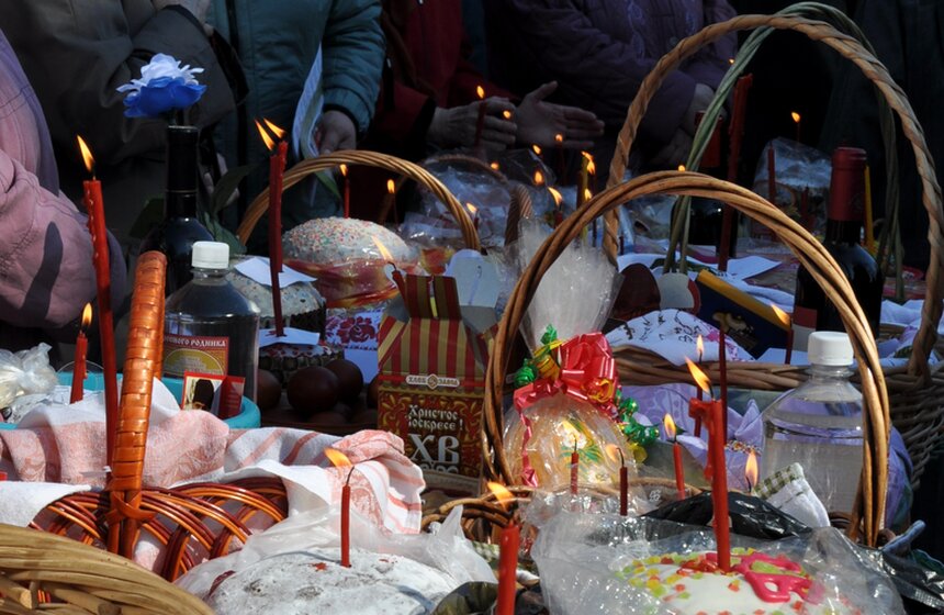 В столичных храмах проходит освящение пасхальных куличей 8 фото