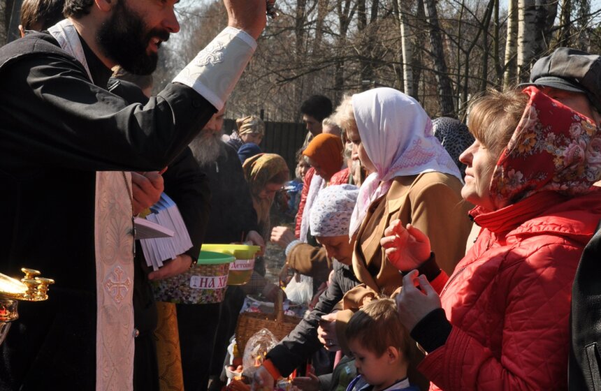 В столичных храмах проходит освящение пасхальных куличей 10 фото