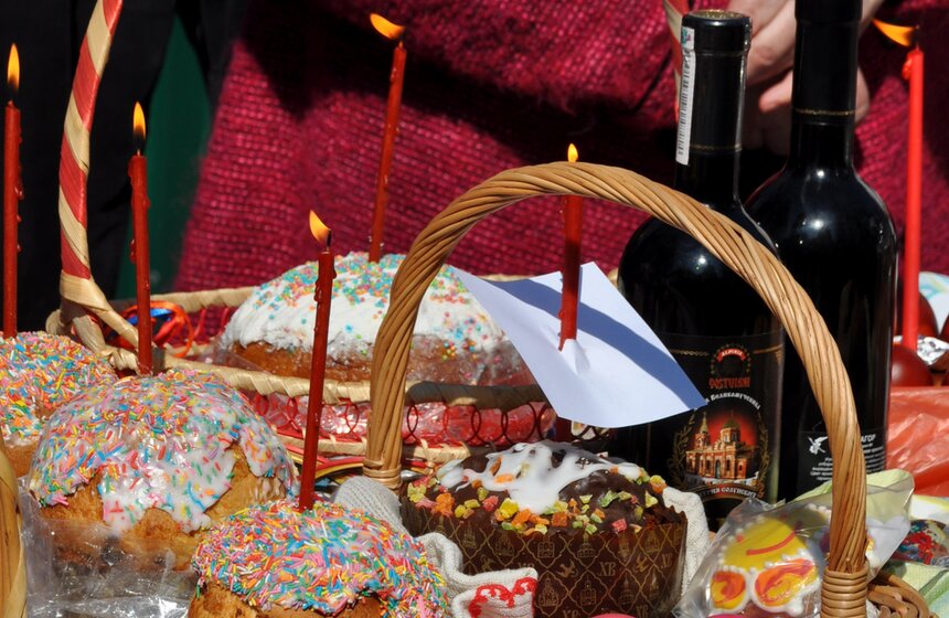 В столичных храмах проходит освящение пасхальных куличей 15 фото