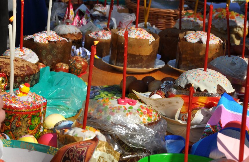 В столичных храмах проходит освящение пасхальных куличей 13 фото