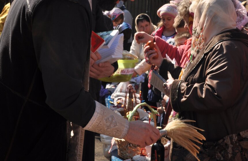 В столичных храмах проходит освящение пасхальных куличей 19 фото
