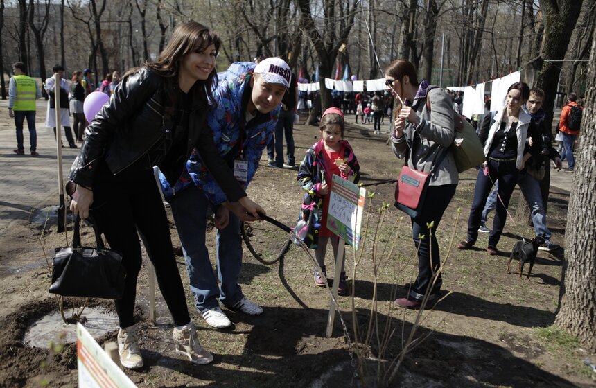 В ЦАО высадили 100 кустов сирени в честь волонтеров Сочи-2014 23 фото