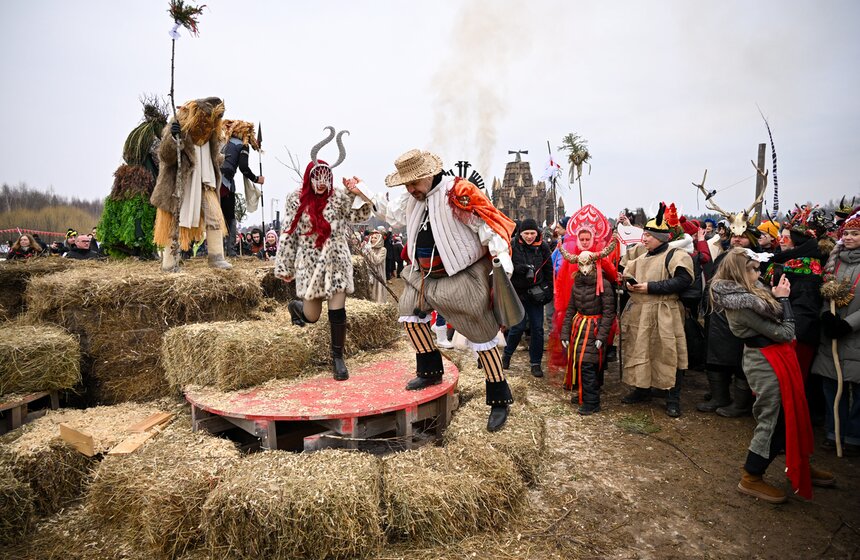 Масленица прошла в арт-парке "Никола-Ленивец" под Калугой 16 фото
