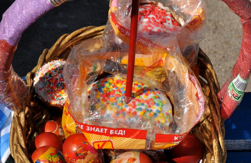 В столичных храмах проходит освящение пасхальных куличей 2 фото