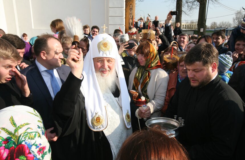 Патриарх Кирилл освятил пасхальные угощения 25 фото