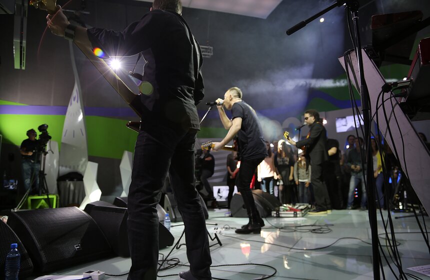 Группа "Звери" выступила в программе "Живой звук" 17 фото