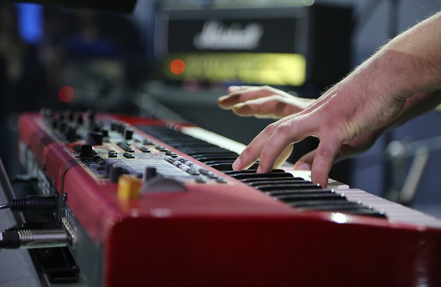 Группа "Звери" выступила в программе "Живой звук" 16 фото