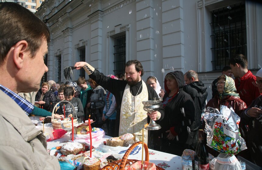 Патриарх Кирилл освятил пасхальные угощения 6 фото