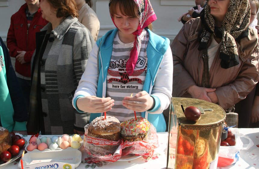 Патриарх Кирилл освятил пасхальные угощения 5 фото