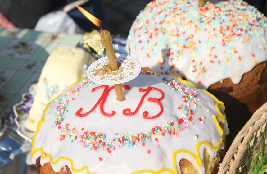 Патриарх Кирилл освятил пасхальные угощения 8 фото