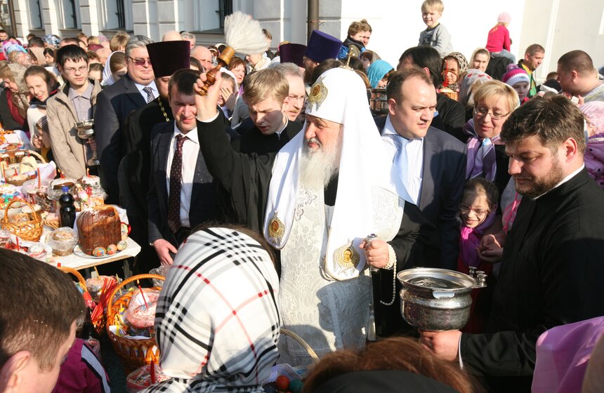 Патриарх Кирилл освятил пасхальные угощения 24 фото