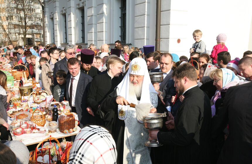 Патриарх Кирилл освятил пасхальные угощения 23 фото