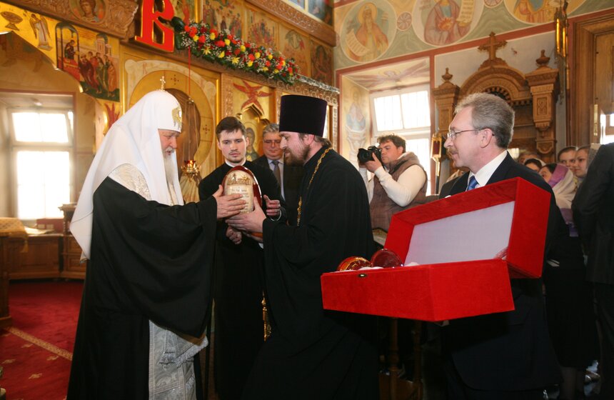 Патриарх Кирилл освятил пасхальные угощения 17 фото