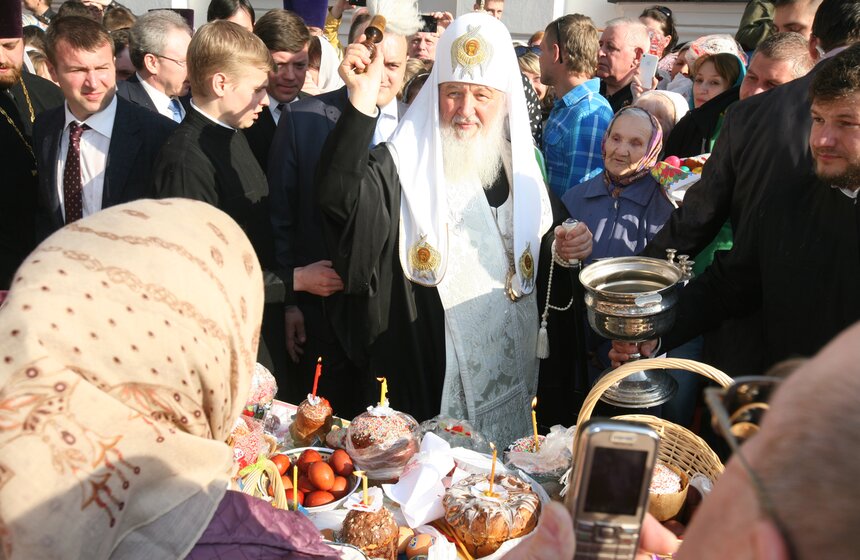Патриарх Кирилл освятил пасхальные угощения 21 фото
