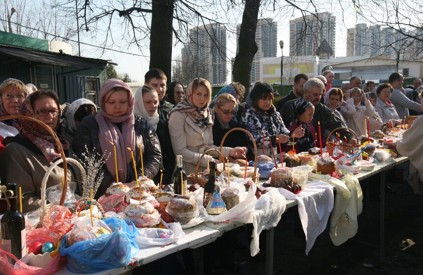 Патриарх Кирилл освятил пасхальные угощения 19 фото