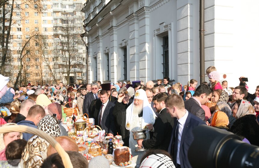 Патриарх Кирилл освятил пасхальные угощения 22 фото