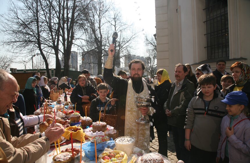 Патриарх Кирилл освятил пасхальные угощения 3 фото