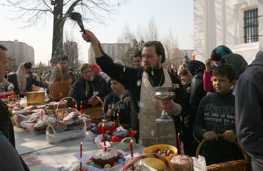 Патриарх Кирилл освятил пасхальные угощения 1 фото