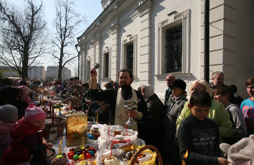 Патриарх Кирилл освятил пасхальные угощения 2 фото