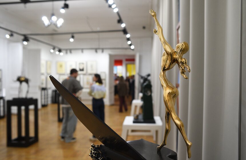 Выставка работ Сальвадора Дали "Женщины-цветы" открылась в саду им Баумана 14 фото