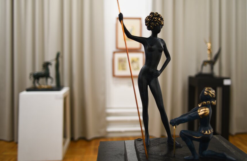 Выставка работ Сальвадора Дали "Женщины-цветы" открылась в саду им Баумана 5 фото