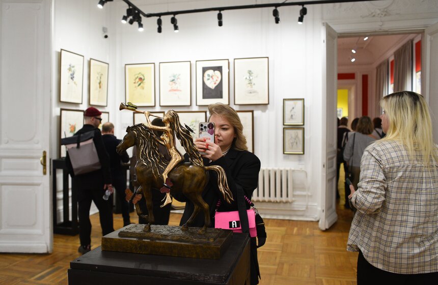 Выставка работ Сальвадора Дали "Женщины-цветы" открылась в саду им Баумана 7 фото