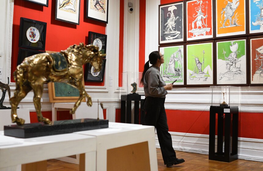 Выставка работ Сальвадора Дали "Женщины-цветы" открылась в саду им Баумана 20 фото