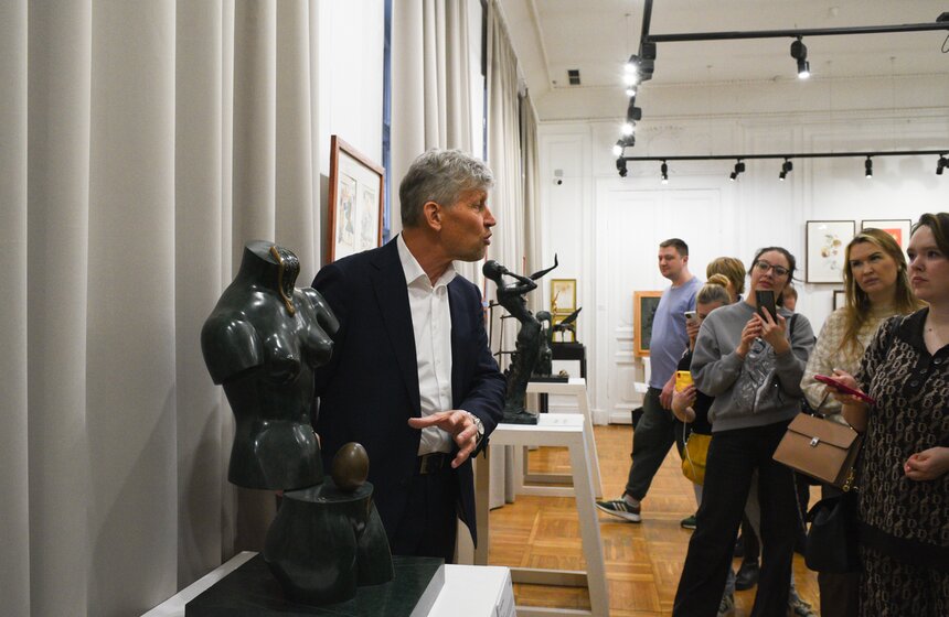 Выставка работ Сальвадора Дали "Женщины-цветы" открылась в саду им Баумана 3 фото