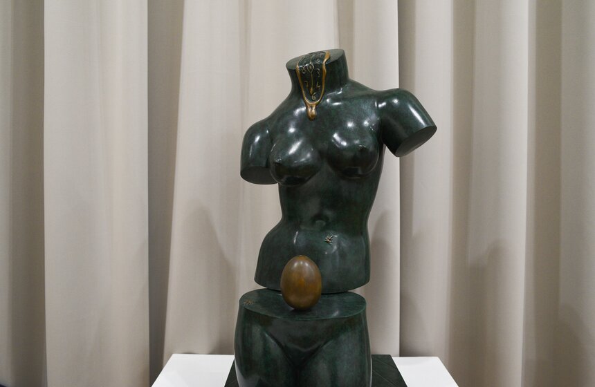 Выставка работ Сальвадора Дали "Женщины-цветы" открылась в саду им Баумана 19 фото