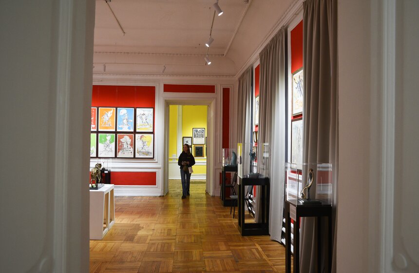 Выставка работ Сальвадора Дали "Женщины-цветы" открылась в саду им Баумана 9 фото