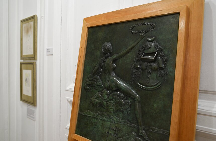 Выставка работ Сальвадора Дали "Женщины-цветы" открылась в саду им Баумана 16 фото