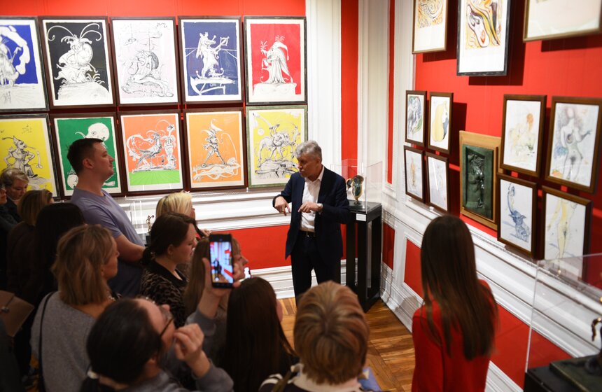 Выставка работ Сальвадора Дали "Женщины-цветы" открылась в саду им Баумана 11 фото