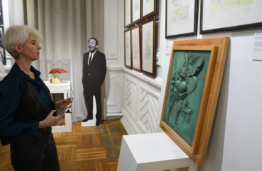 Выставка работ Сальвадора Дали "Женщины-цветы" открылась в саду им Баумана 22 фото