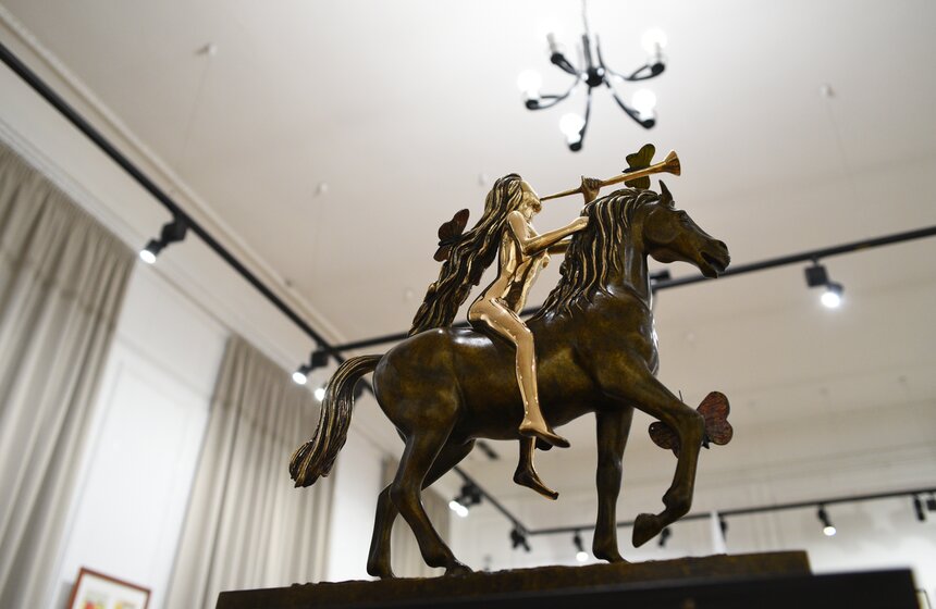 Выставка работ Сальвадора Дали "Женщины-цветы" открылась в саду им Баумана 8 фото