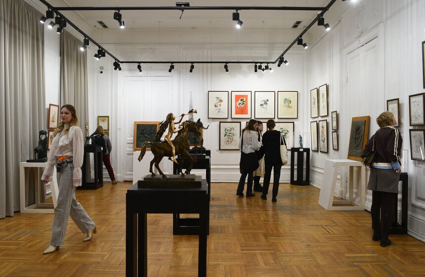 Выставка работ Сальвадора Дали "Женщины-цветы" открылась в саду им Баумана 2 фото