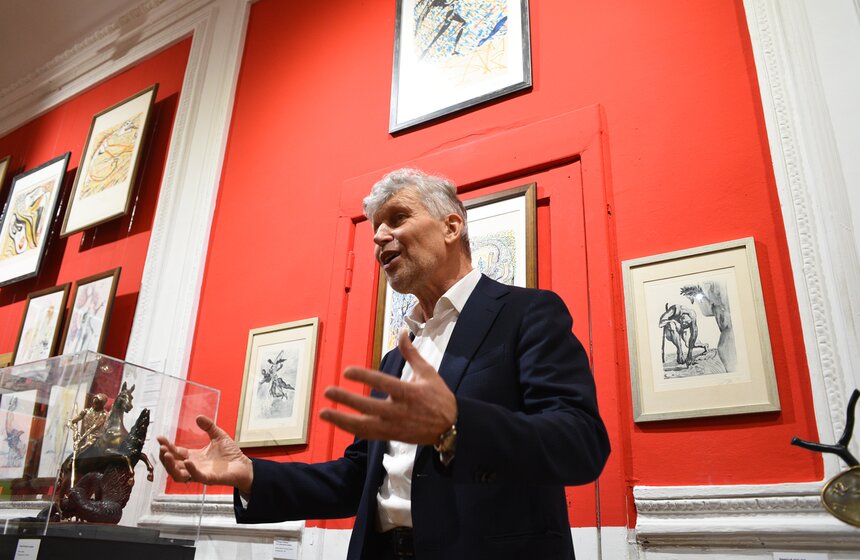 Выставка работ Сальвадора Дали "Женщины-цветы" открылась в саду им Баумана 12 фото