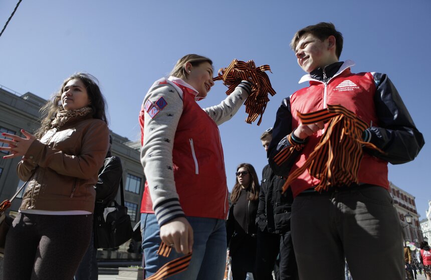 В Москве началась акция "Георгиевская ленточка" 19 фото