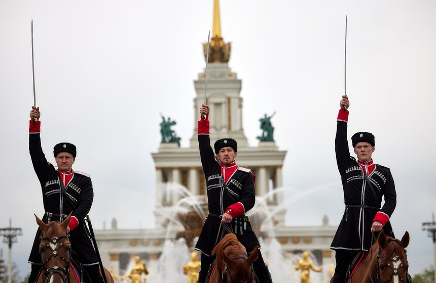 На ВДНХ стартовал сезон выступлений Кремлевской школы верховой езды 21 фото