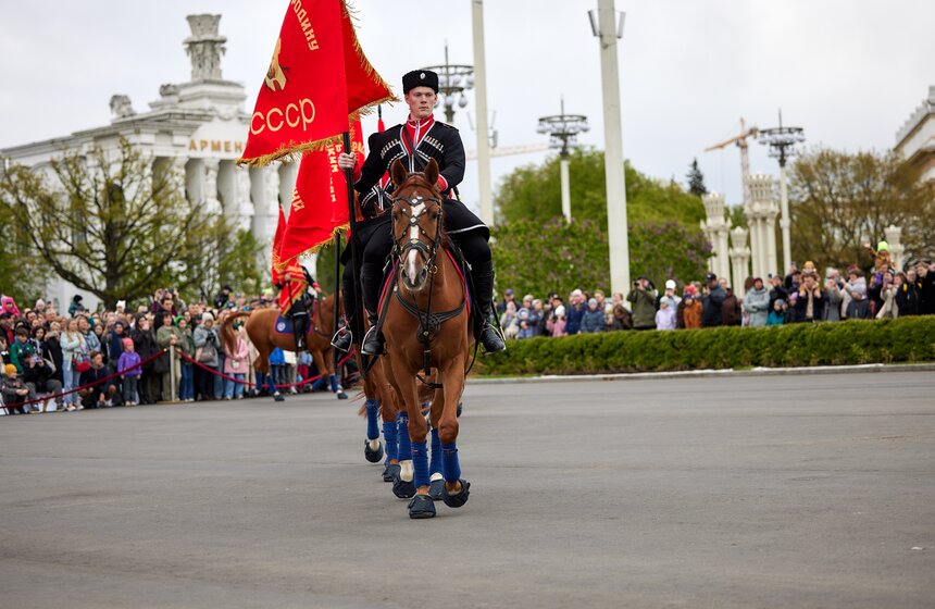 На ВДНХ стартовал сезон выступлений Кремлевской школы верховой езды 6 фото