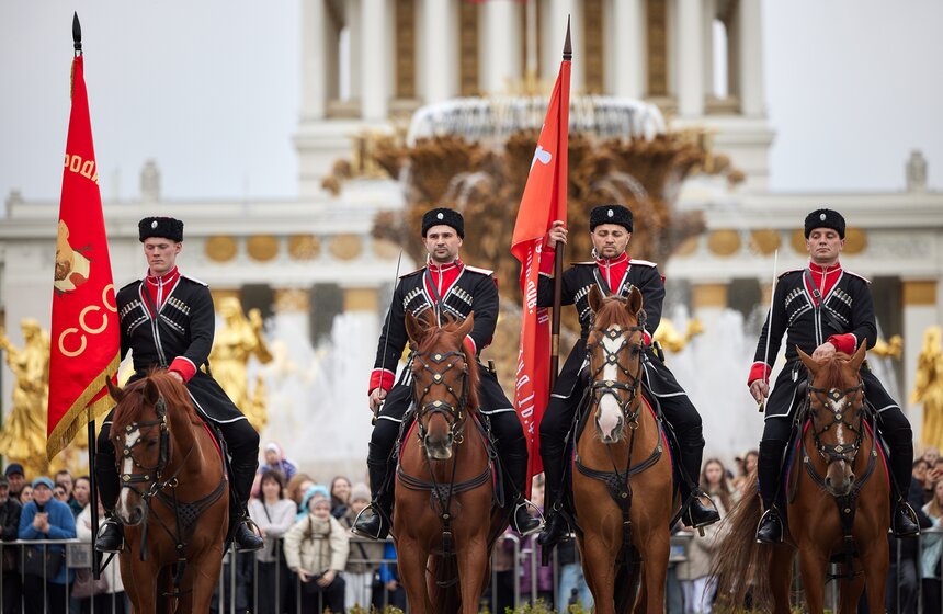 На ВДНХ стартовал сезон выступлений Кремлевской школы верховой езды 5 фото