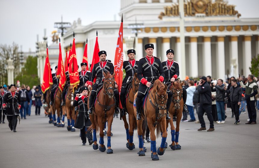 На ВДНХ стартовал сезон выступлений Кремлевской школы верховой езды 22 фото
