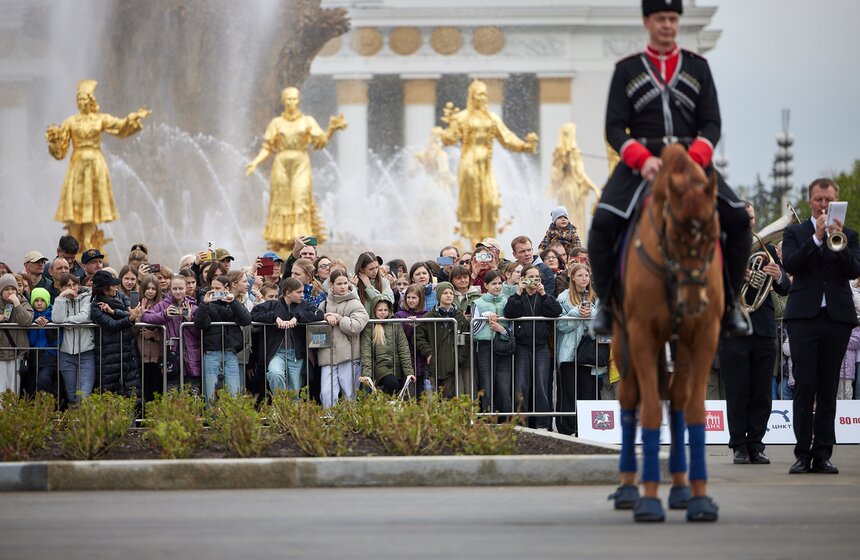 На ВДНХ стартовал сезон выступлений Кремлевской школы верховой езды 11 фото