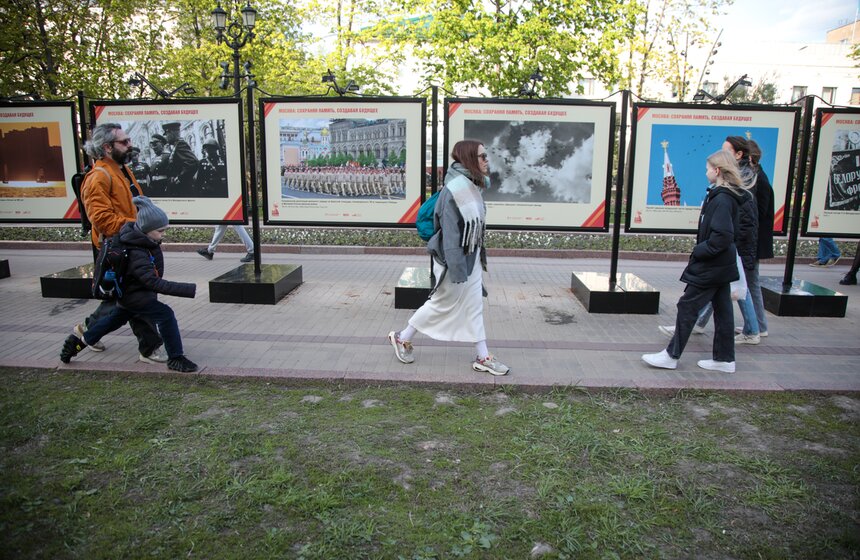 На Чистопрудном бульваре открылась фотовыставка к 80-летию Победы 5 фото